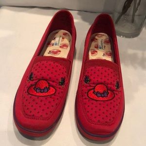 Calista red dot W/red hat garden shoes